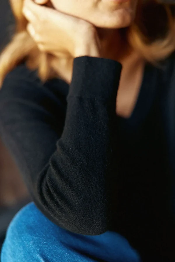 Sale Pull col V Melya - Noir Mailles